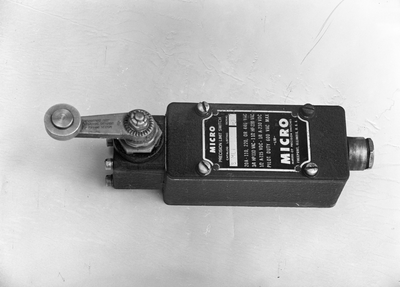 836242 Afbeelding van een microschakelaar van de N.S., vervaardigd door Micro, Freeport, Illinois (U.S.A.).